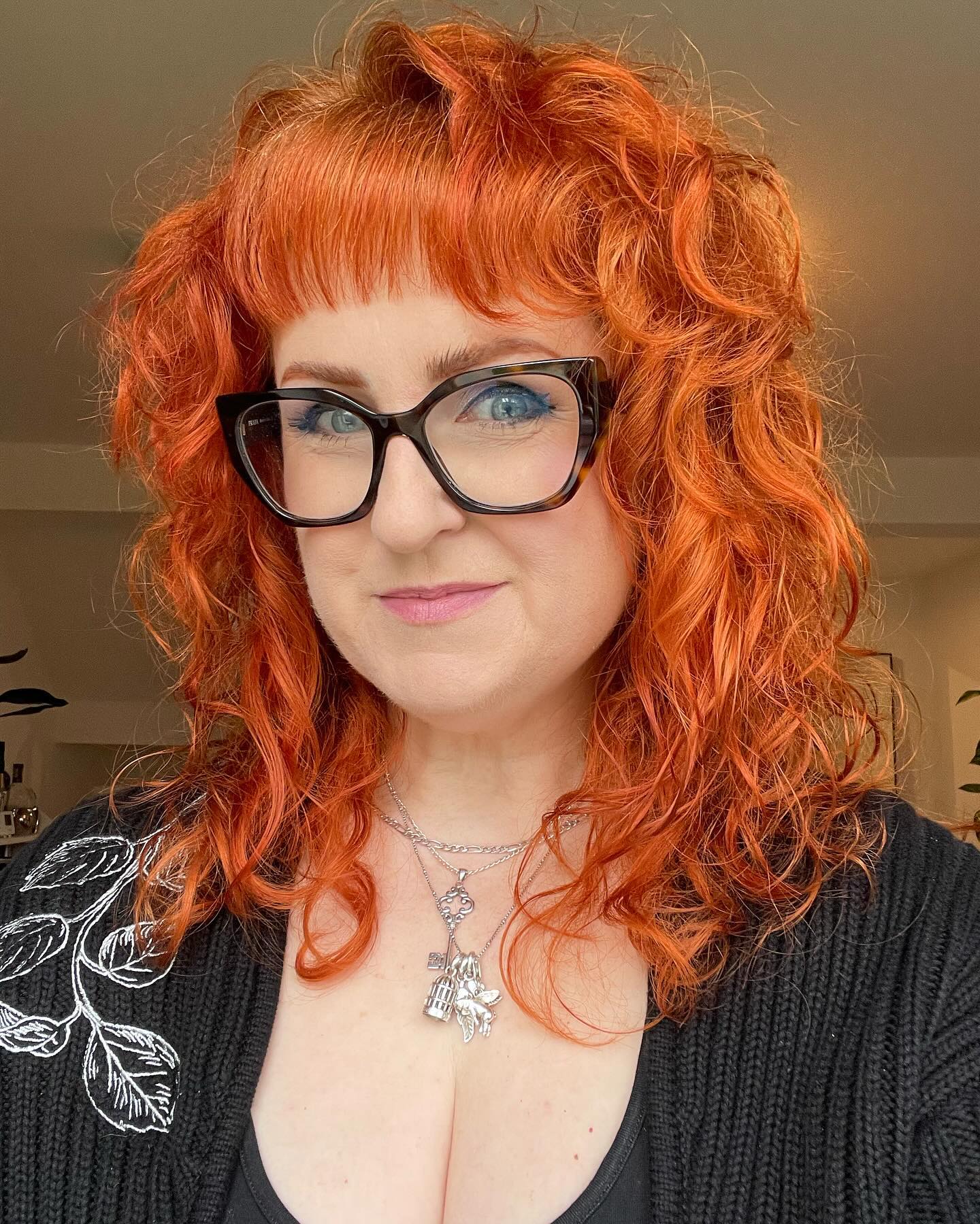 Re-dyed my hair last weekend and it's still looking super vibrant ❤️‍🔥 Looking forward to a nice relaxed Saturday afternoon and evening with friends. What are your plans?